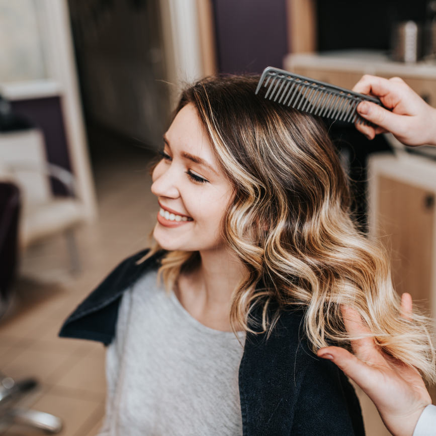 Haare nach dem färben frisieren im Friseursalon